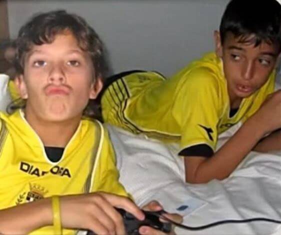 Virginia Borges son Bruno Fernandes when young with his friends.